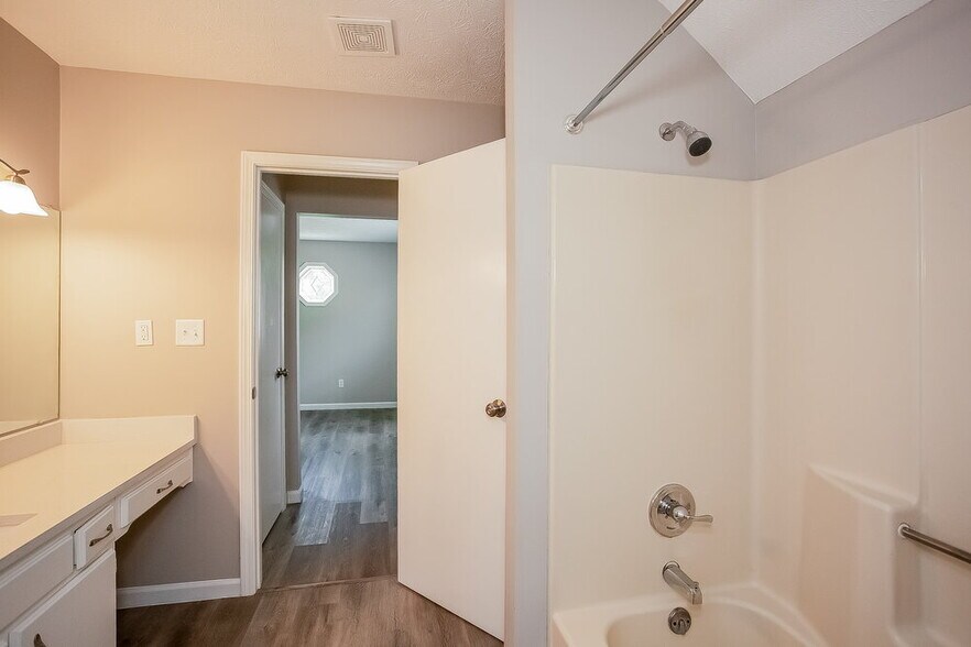 Building Photo - 8460 Countryside Ct