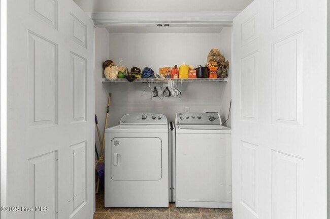 Building Photo - 100 Ashwood Dr