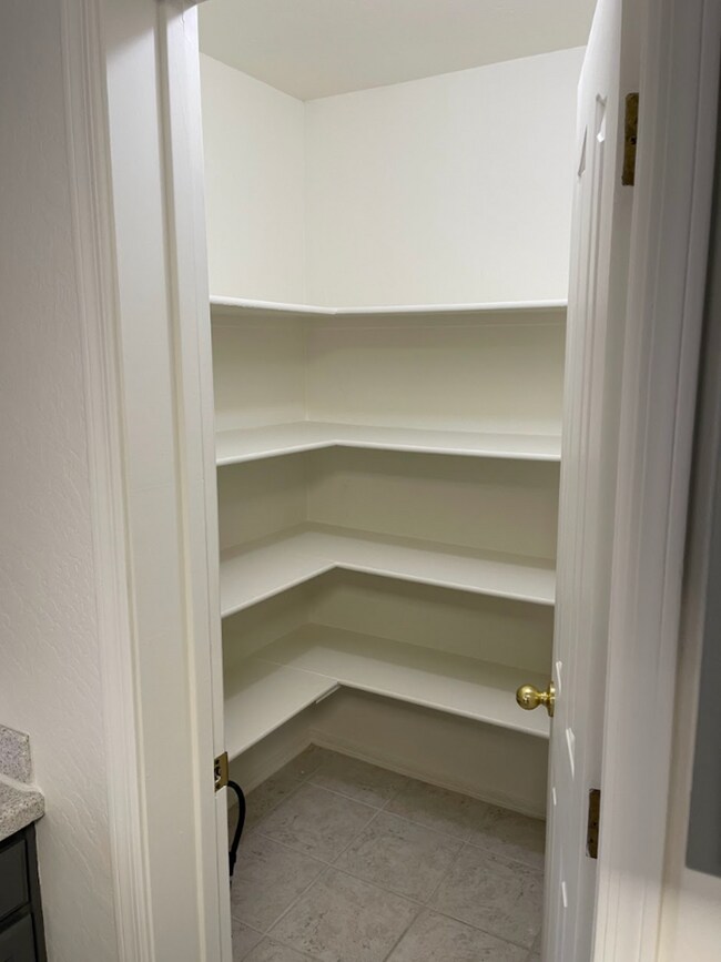 Building Photo - 3 Bed/2.5 Bath 2-Level Home with Loaded Kitchen! Washer/Dryer! Big backyard!