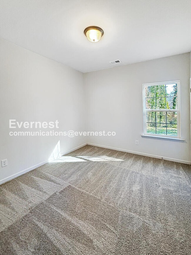 Building Photo - 3 Bed/2 Bath Home with Garage / Pet-Friendly / Vouchers Accepted / Available Now!