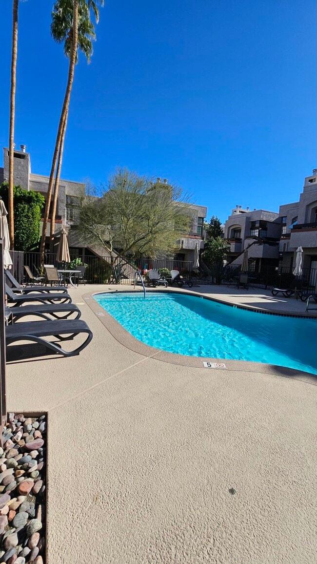 Building Photo - 2601 S Broadmoor Dr