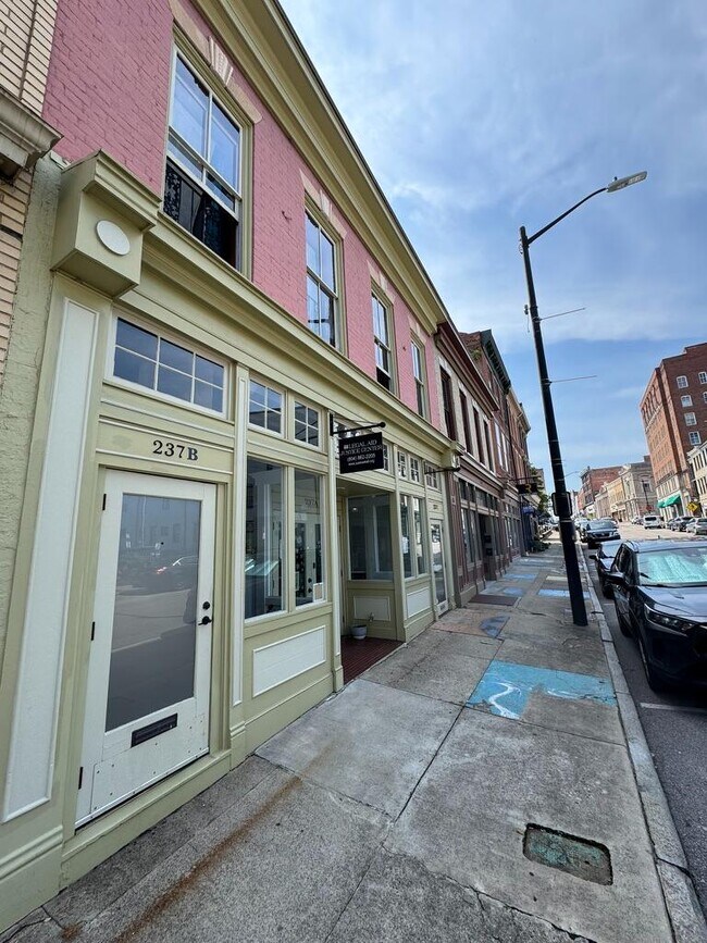 Building Photo - 237 N Sycamore St