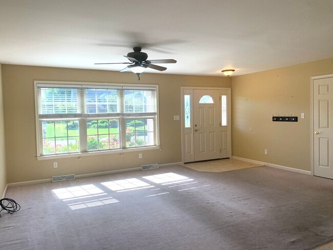 Building Photo - CONTRACT PENDING!! Lovely single family, brick rancher home with 3 beds/2.5 baths!!