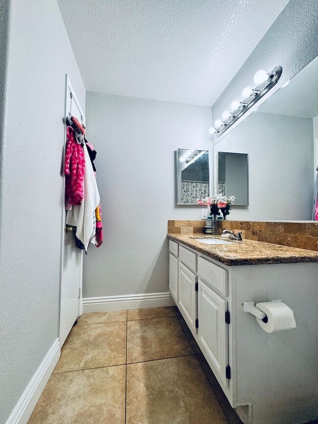 Building Photo - Charming 2BR Townhome in Las Vegas