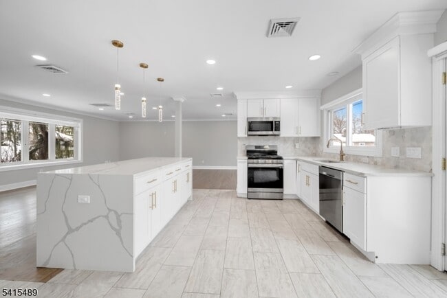 Building Photo - 475 Cedar Ln