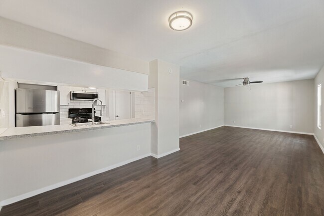 Building Photo - 5005 Manor Rd