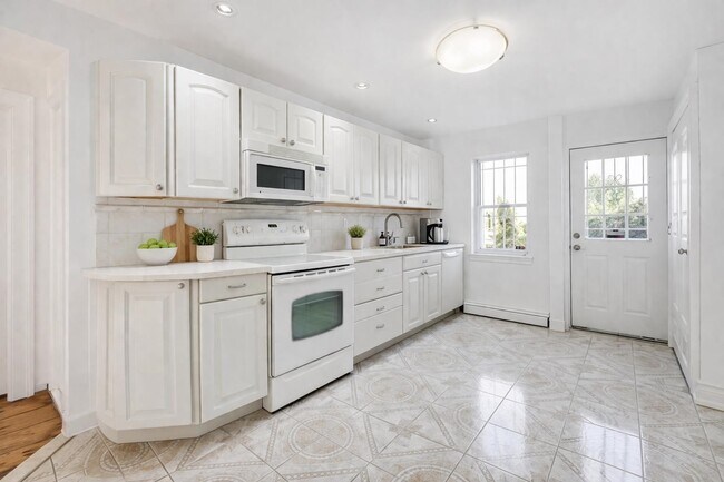 Building Photo - 145 Halladay St