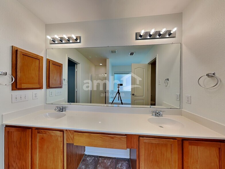 Building Photo - 101 Foxtail Ct
