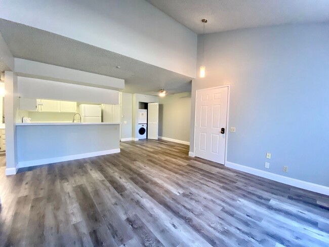 Building Photo - Beautifully Remodeled 3-Bedroom Condo! - W...