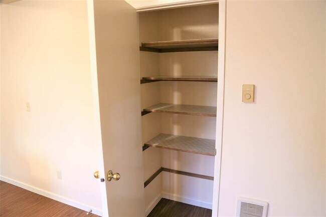 Building Photo - 3 Bed 2 Bath Home with Huge Fenced Yard/ Air Conditioning/ Solar Power