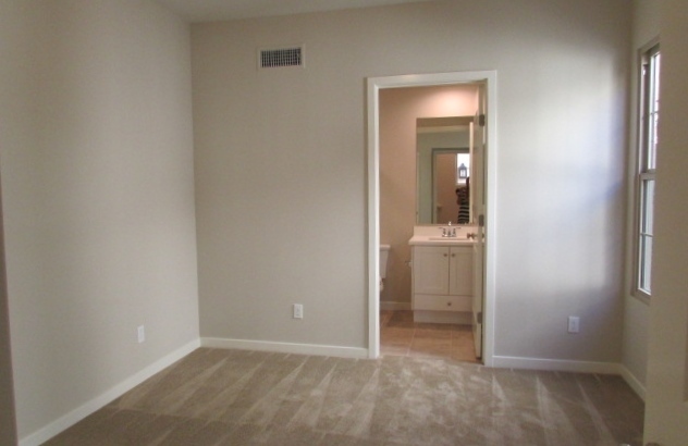 Building Photo - 3 Bed, 3.5 Bath Detached Home in Portola S...