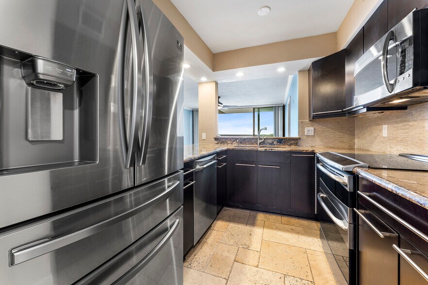 Building Photo - 2200 Ocean Dr S
