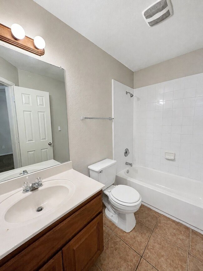 Building Photo - Spacious 4-bedroom, 3-bath home offering approximately 2,840 square feet in the gated Lakeside at...