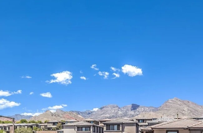 Building Photo - Summerlin Stunner- Spacious Backyard, Stri...
