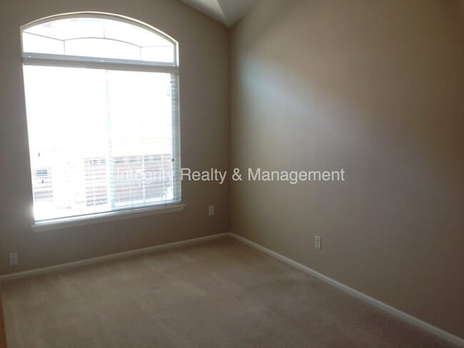 Building Photo - 1381 Royal Troon Dr