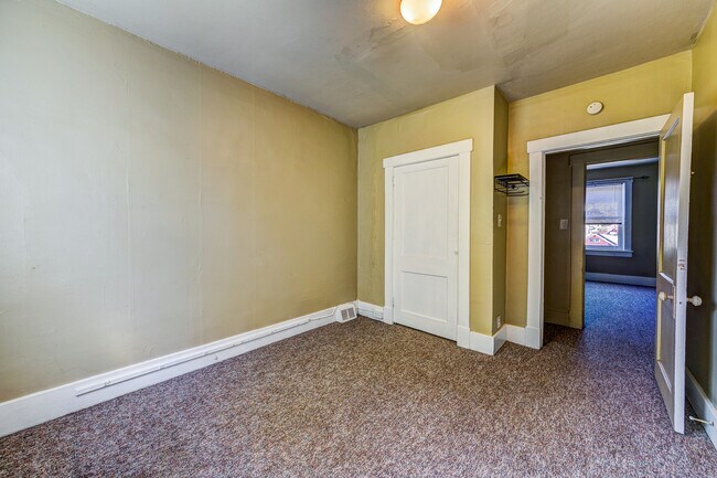 Building Photo - AVAILABLE JUNE 2026 - Traditional 2 Bedroom Home in Mt Washington!