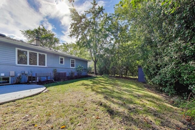 Building Photo - 1422 Dorothy Dr