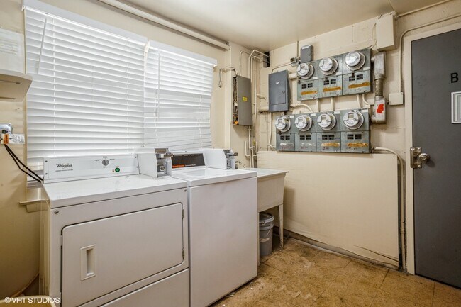Building Photo - 9791 Ivanhoe Ave