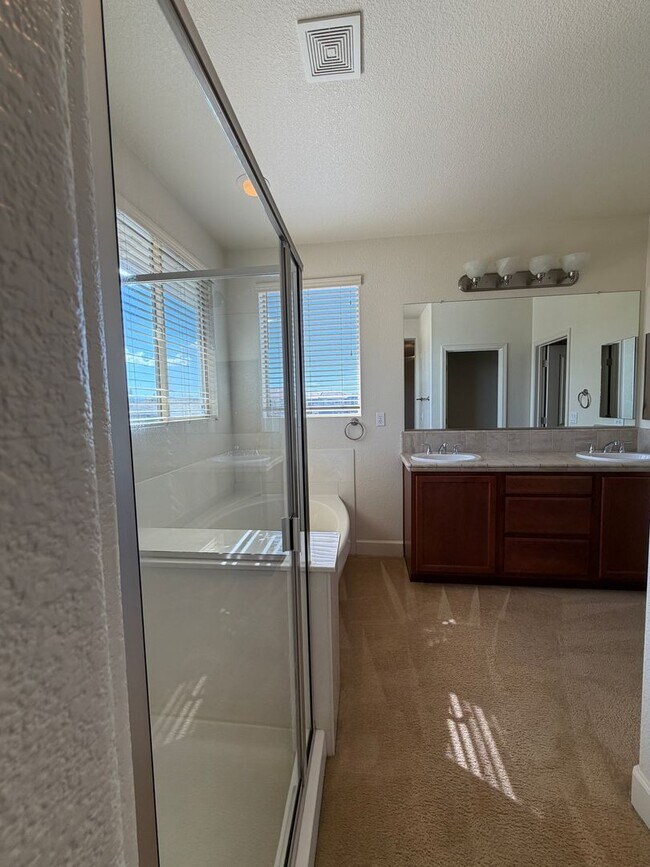 Building Photo - Spacious 4 Bedroom, 2.5 Bath in North Valleys