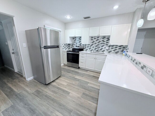 Building Photo - 2716 Blossom Dr