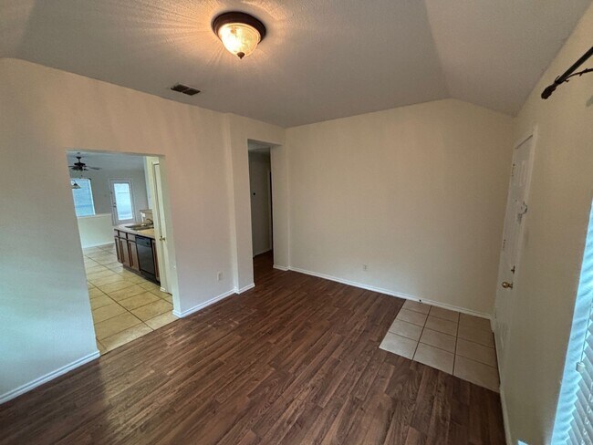 Building Photo - Move in Ready - 3 bedroom 2 bath 2 car garage