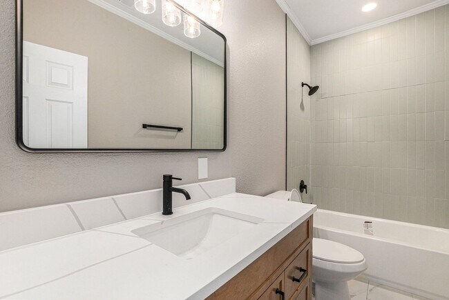 Building Photo - Remodeled 3 bed 2 bath Gem!