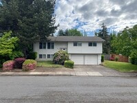 Building Photo - *COMING SOON* 3 Bedroom 2.5 bath Split level house