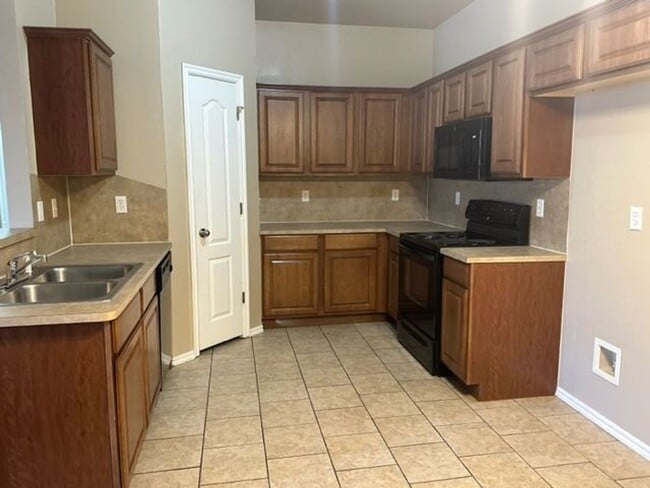 Building Photo - Great Duplex with Open Floor Plan - Wood Laminate Floors in Living