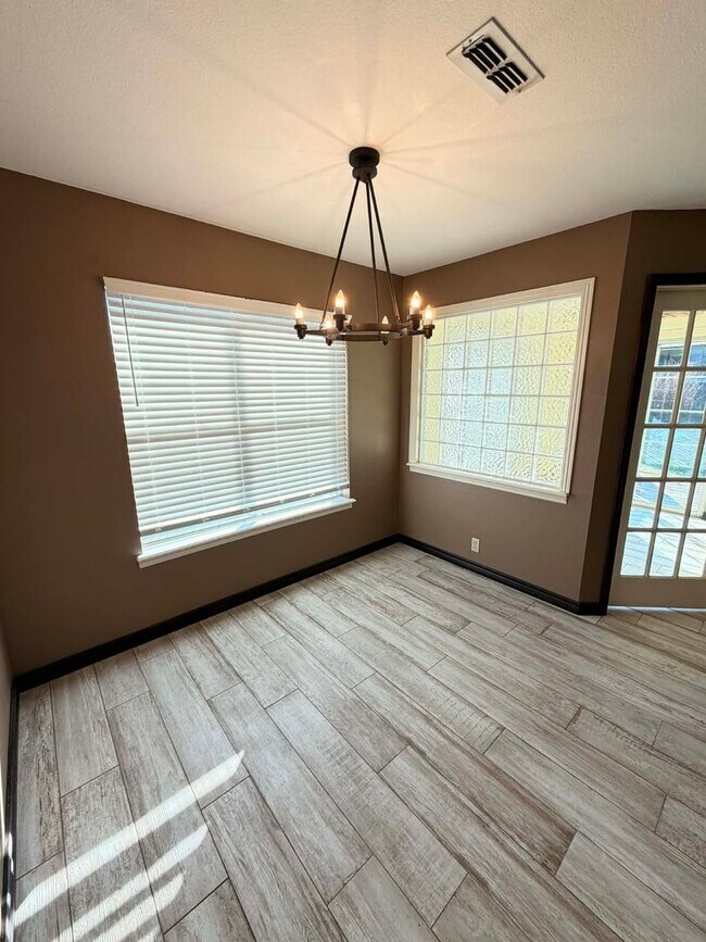 Building Photo - Beautiful Executive 3bd/2bath home in Joplin with fenced in yard / 2 car garage  and sunroom!!