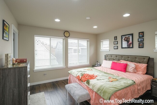 Building Photo - Outstanding 45 Central home with 3BR + Den / 2.5BA, Amazing upscale features, Across from Nike Wo...