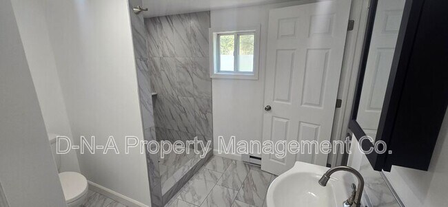 Building Photo - 206 Azalea St