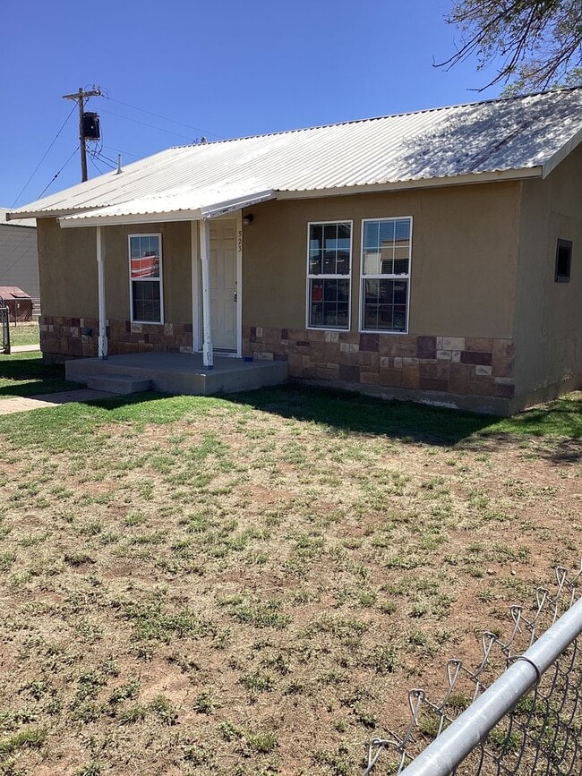 Building Photo - Charming 2 Bed 1 Bath Home Located in Port...