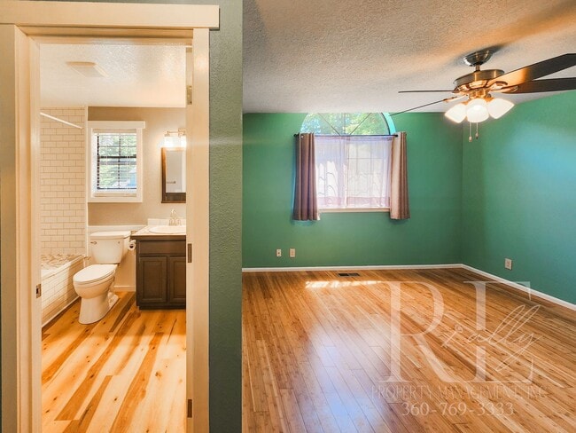 Building Photo - Ridgetop Home in Quiet Neighborhood