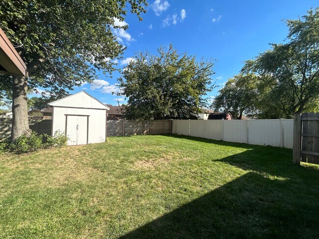 Building Photo - 8978 Gardengate Dr