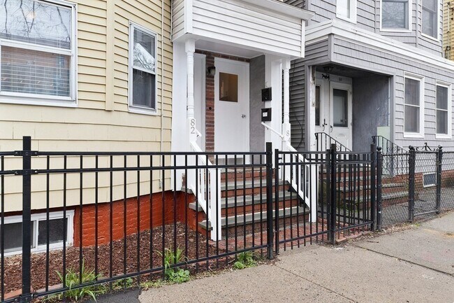 Building Photo - 84 Willow St