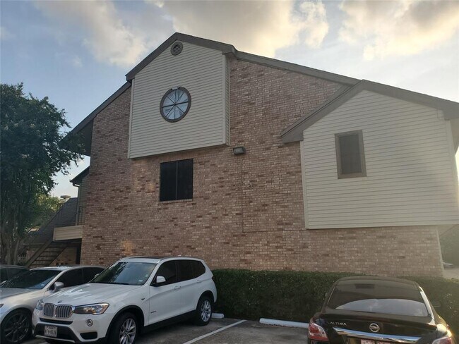 Building Photo - 2425 Holly Hall St