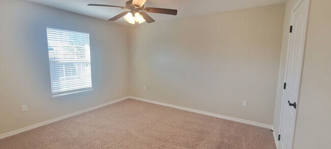 Building Photo - SPECTACULAR NEWER HOME, FIREPLACE, FORMAL ...