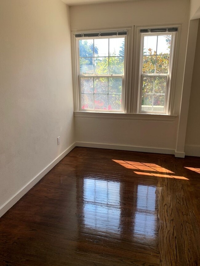 Building Photo - Great Upper Unit