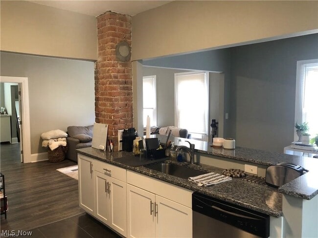 Building Photo - 1387 W 69th St