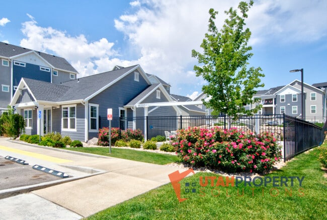 Building Photo - 1734 W Newcastle Ln