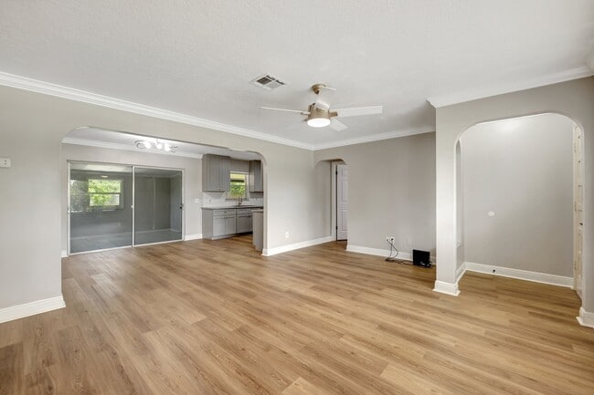 Building Photo - 1109 SE Sandia Dr