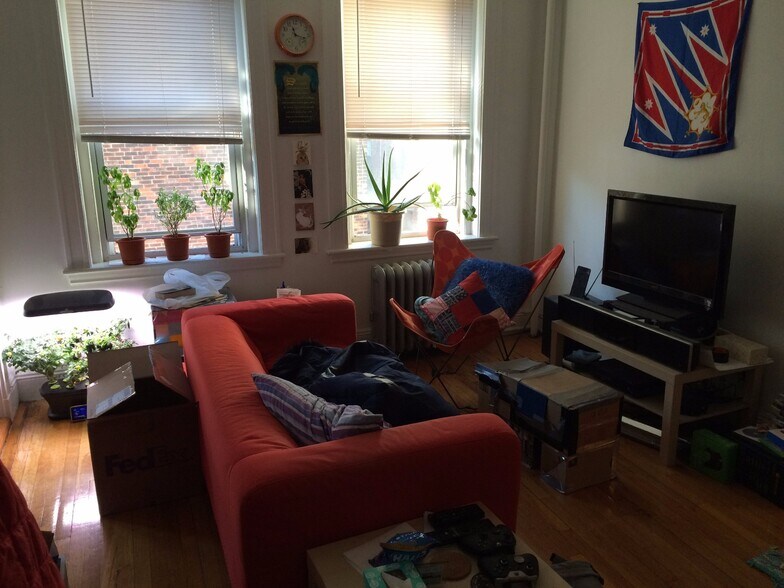 Building Photo - 61 Park Dr