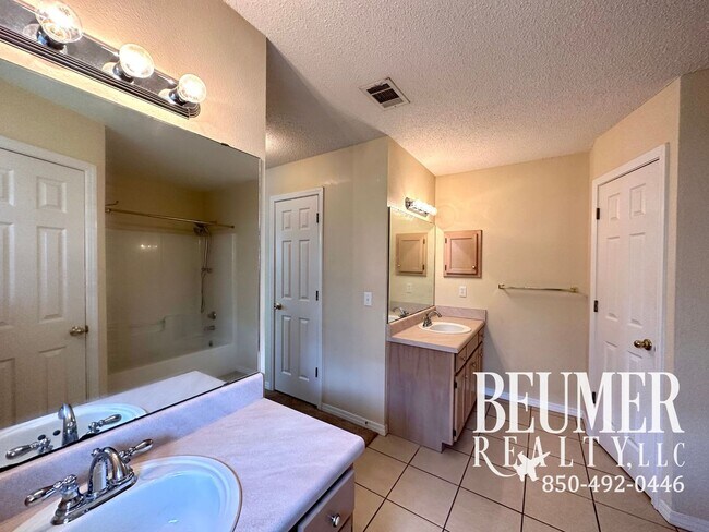 Building Photo - Beautiful 3Bed/2Bath Home Close to Correy ...