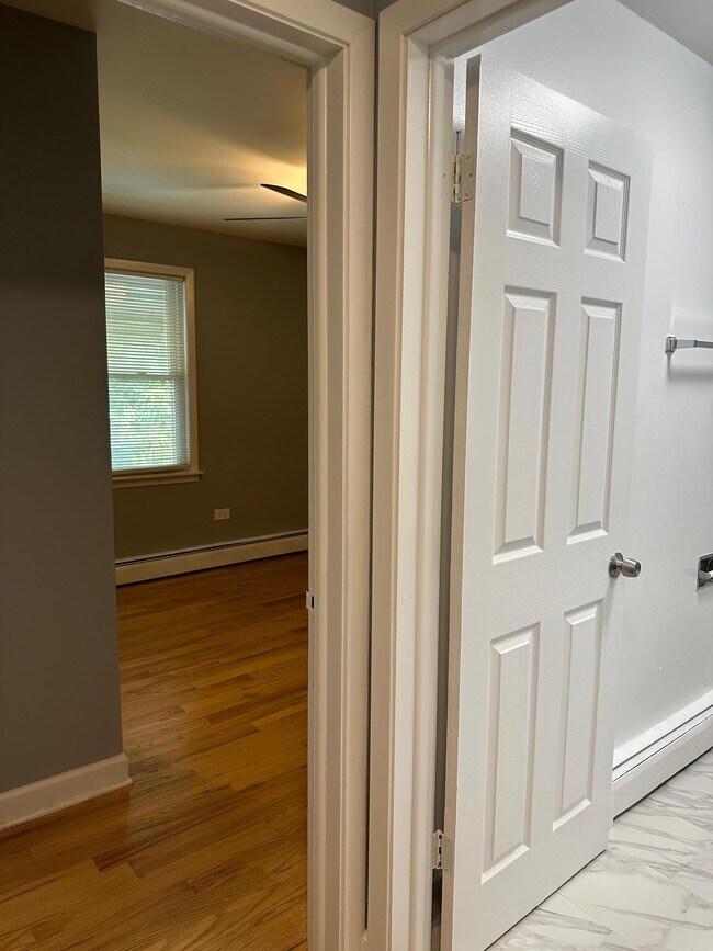 Building Photo - 6259 N Milwaukee Ave