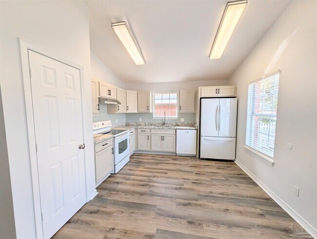 Building Photo - 28 Easton St