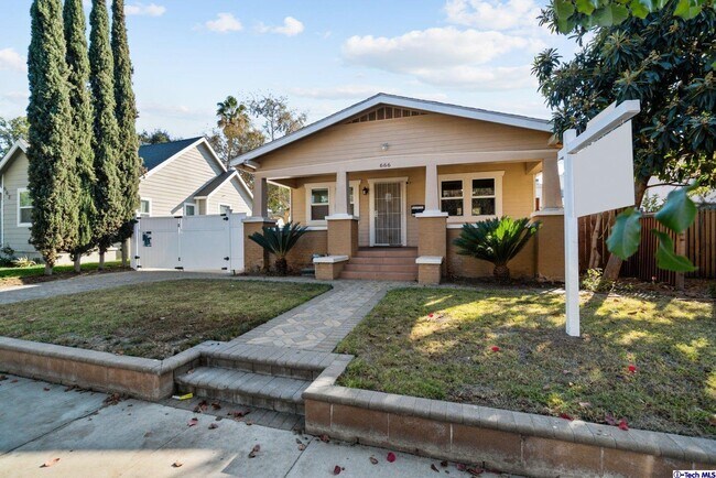 Building Photo - 666 W Lexington Dr