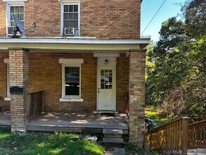 Building Photo - Spacious & Updated 2-Bedroom Apartment
