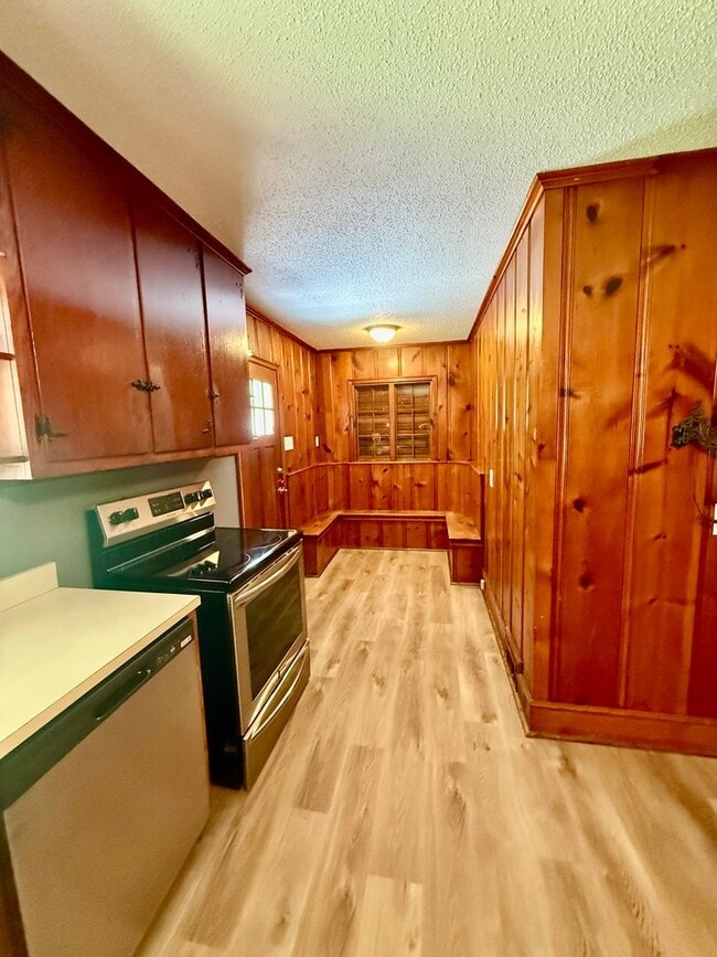 Building Photo - Four bedroom, 1.5 bath house in Graham