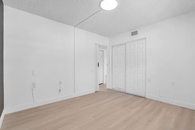 Building Photo - 1102 Bahama Bend