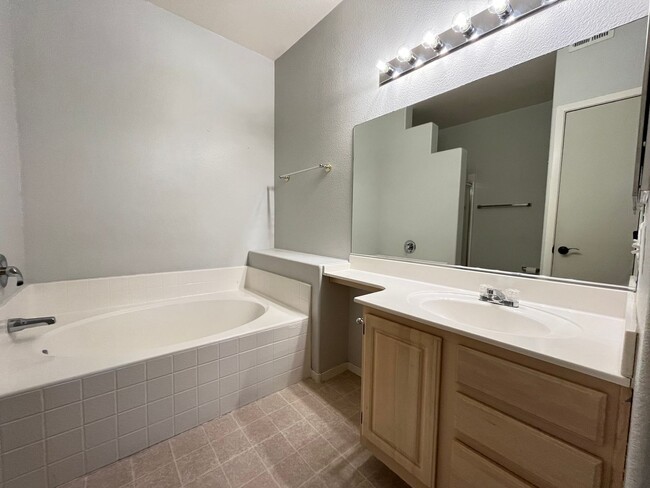 Building Photo - Cozy 2 Bedroom 2 Bathroom Condo in Gated C...